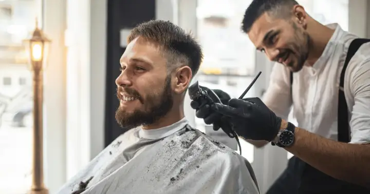 Barbero atendiendo a un cliente