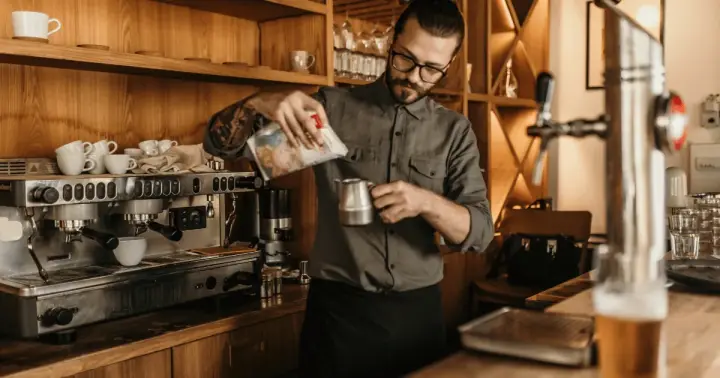 Barista preparando café en una cafetería