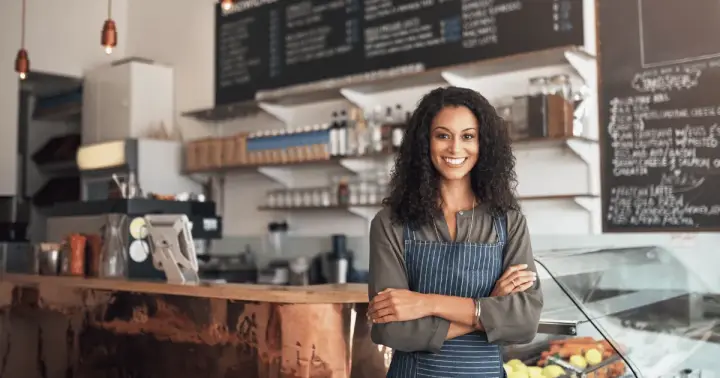 Dueña de una cafetería atendiendo a una clienta