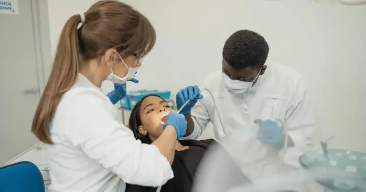 Consultorio dental atendiendo a un paciente