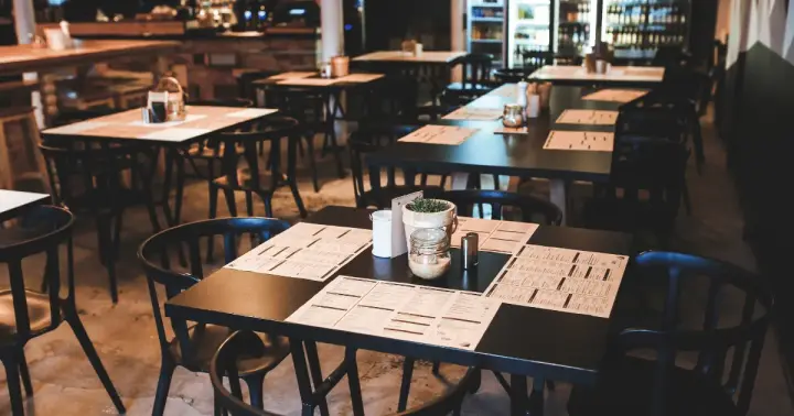 Salón de un restaurante listo para el servicio