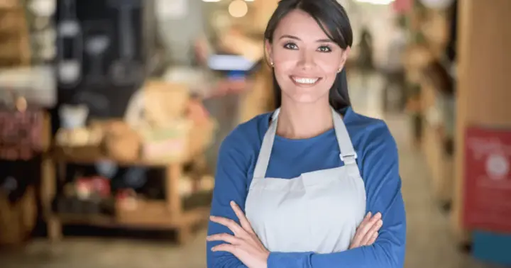 Mostrador de un negocio atendiendo a un cliente