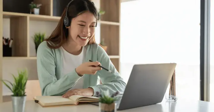 Persona atendiendo desde su computadora